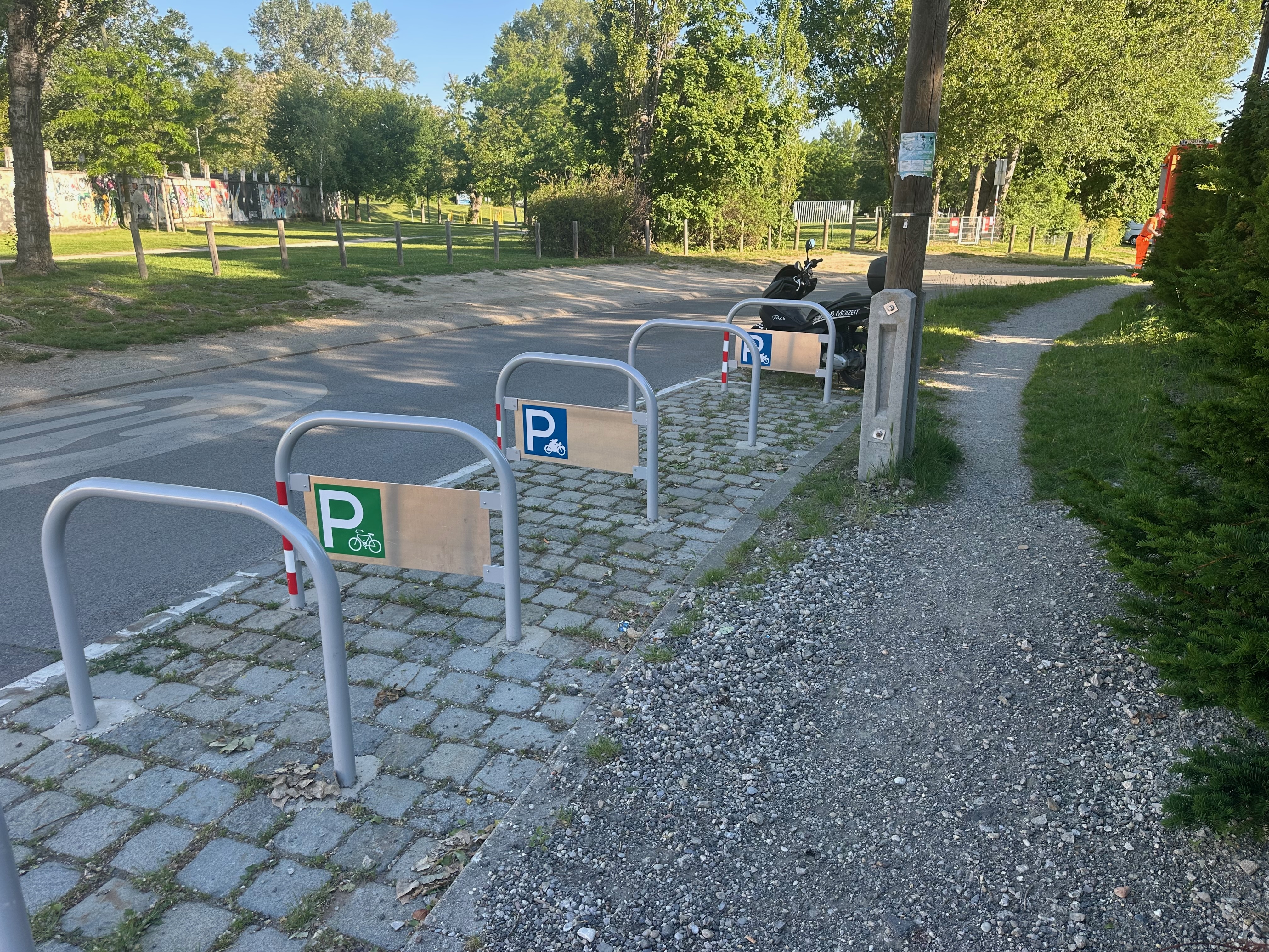 Gehweg Am Mühlwasser – kaum benutzbar